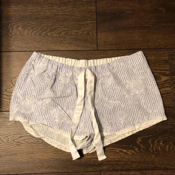 Love to lounge shorts w/ floral print - Picture 1 of 2